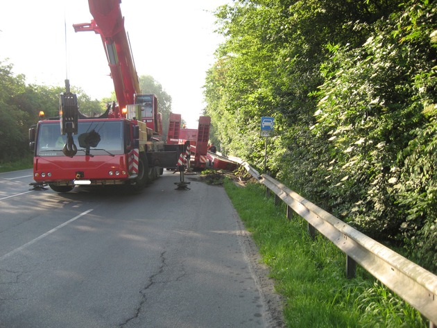 POL-CUX: Kradfahrer nach Unfall schwer verletzt + 20 Tonnen Ladung verloren +  Geldbörse aus Fahrzeug entwendet + Unfallfluchten