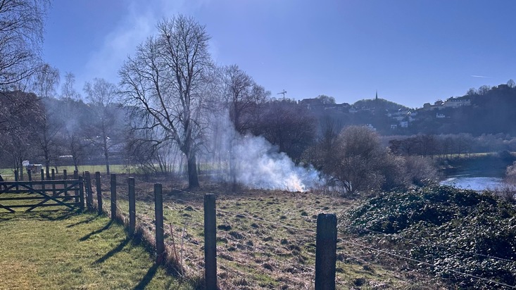 FW-EN: Flächenbrand und Verkehrsunfall zum Wochenbeginn