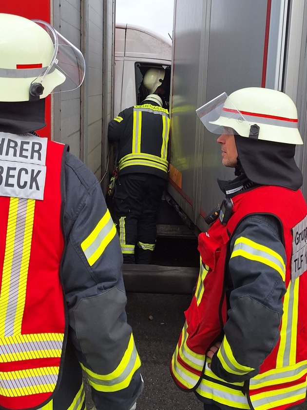 FW Sonsbeck: LKW-Unfall auf der A57