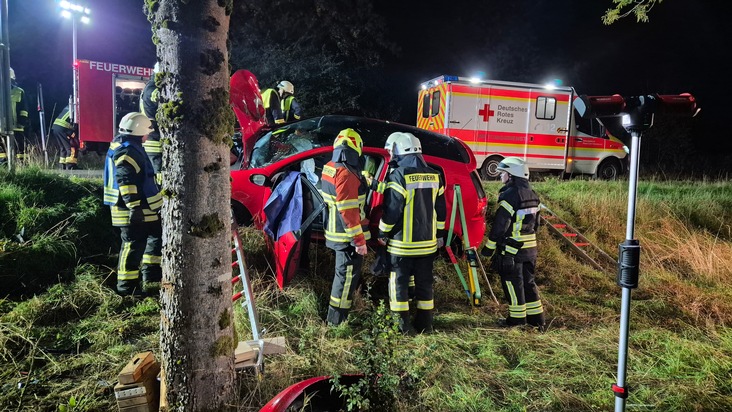 FW VG Westerburg: PKW prallte frontal gegen Baum - Feuerwehr sichert Fahrzeug mit technischem Ger&auml;t