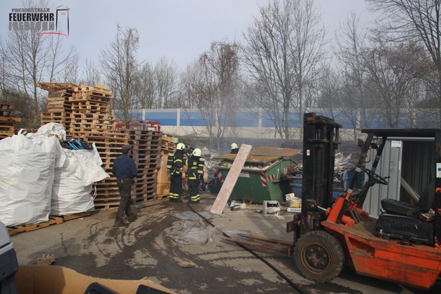 FW-MK: Feuer greift auf Recyclingstoffe über - Erneuter Einsatz der Rettungshunde