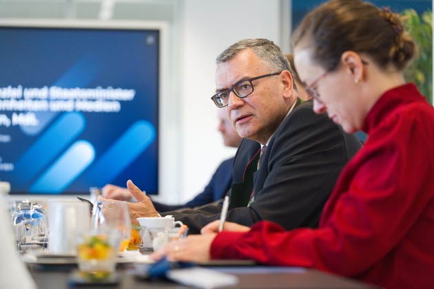 Bayerische Cybersicherheit für Europas Daten - Bayerns Staatskanzleichef Herrmann besucht Myra Security
