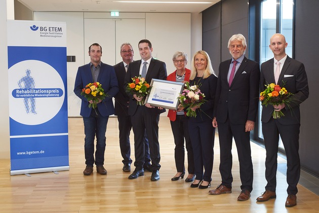 Unternehmen ausgezeichnet - Verena Bentele und Karin Jung übergeben Rehapreis der BG ETEM