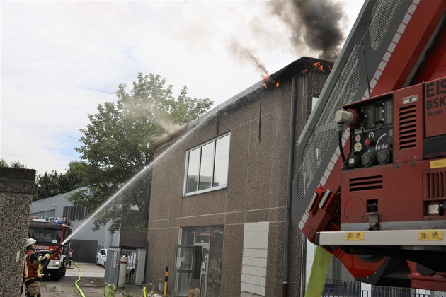 FW-E: Flachdach einer leerstehenden Gewerbehalle geht in Flammen auf - keine Verletzten