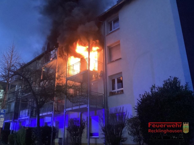 FW-RE: Wohnungsbrand in voller Ausdehnung - zwei schwer verletzte Personen, zwei leicht verletzte Personen