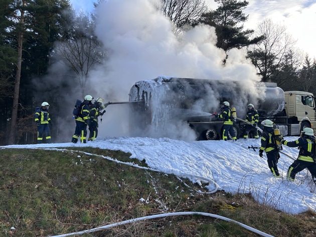 FW-ROW: Brennender LKW auf der B71 bei Brauel