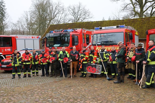FW-SE: Schleswig-Holsteinische Landesforsten st&auml;rken Zusammenarbeit mit Feuerwehren im Segeberger Forst - Spezialausr&uuml;stung zur Waldbrandbek&auml;mpfung &uuml;bergeben
