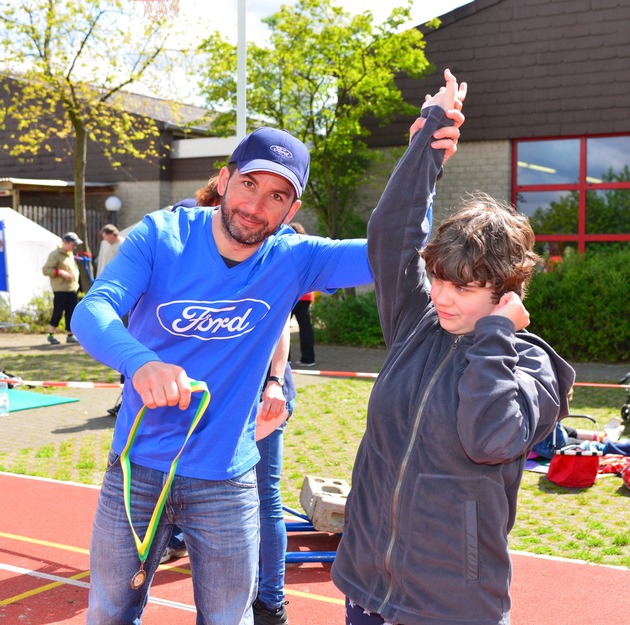 Ford-Beschäftigte unterstützen 170 Kinder mit Handicap bei Förderschul-Triathlon