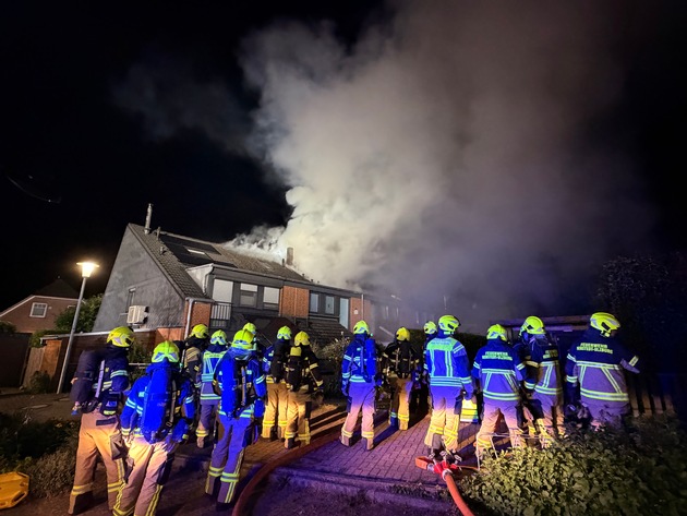 FW-SE: 103 Einsatzkräfte im Großeinsatz: Feuerwehr verhindert Ausbreitung eines Dachstuhlbrandes