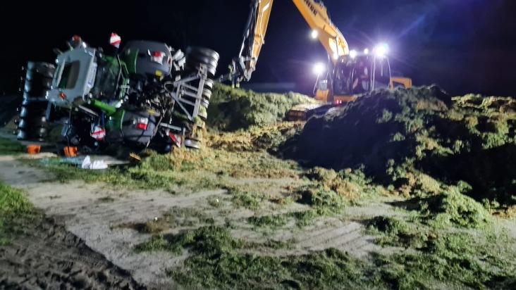 FFW Schiffdorf: Traktor stürzt von Fahrsilo - Fahrer muss ins Krankenhaus