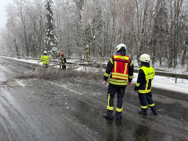 FW VG Westerburg: Umgestürzte Bäume versperrten Bahnstrecke und Straße