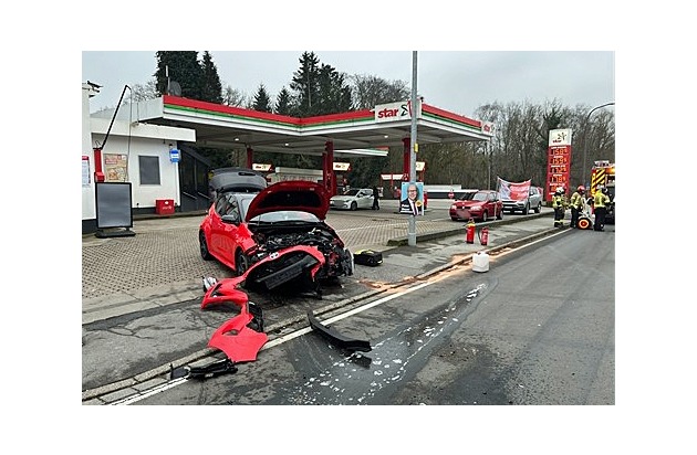 POL-ME: Beim Einfahren in den fließenden Verkehr verunfallt - Wülfrath - 2502056