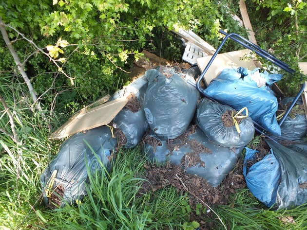 POL-SE: Lutzhorn - Unzulässige Müllablagerung an der Gemeindegrenze zu Barmstedt - Zeugen gesucht