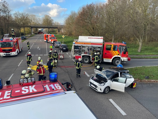 Feuerwehr Kalkar: Verkehrsunfall mit drei beteiligten Fahrzeugen