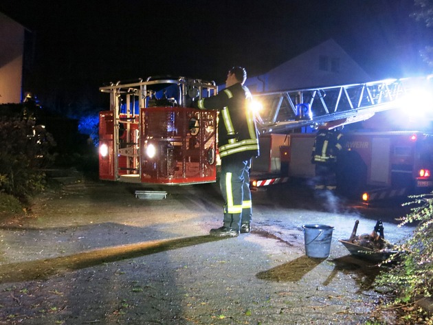 FW-AR: Hausbewohner reagieren bei Kaminbrand in Neheim umsichtig