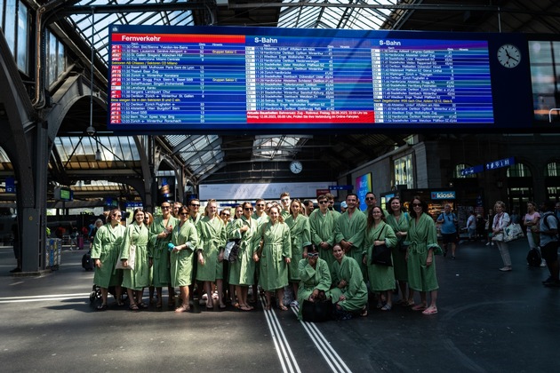 Zum globalen Wellnesstag: Bademantel-Spektakel in Zürich