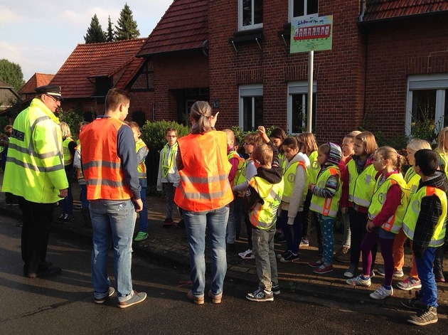 POL-NI: Schulbus auf Füßen - Schulanfangsaktion an der Grundschule Eystrup