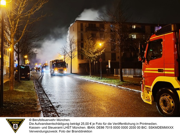 FW-M: Dichter Rauch in den Straßen und sieben Leichtverletzte (Messestadt-Riem)