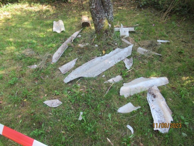 POL-PDPS: Warnhinweis: Alte Asbestplatten auf Spielplatz
