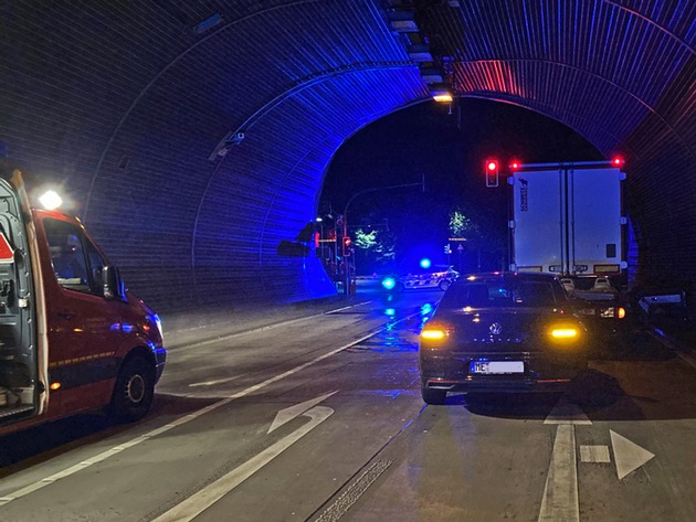 POL-ME: Kurze Tunnelsperrung nach Verkehrsunfall mit Trunkenheit - Velbert - 2208029