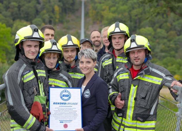 Feuerwehrstaffel aus Hessen läuft schnellste 10 Kilometer  auf Hängebrücke in Persönlicher Schutzausrüstung