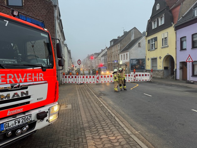 FW-GL: Räumung eines einsturzgefährdeten Hauses an der Odenthaler Straße in der Stadtmitte von Bergisch Gladbach