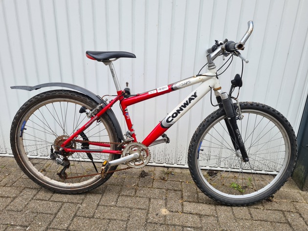 POL-STD: Vier jugendliche Fahrraddiebe in Buxtehude erwischt - Polizei sucht Eigentümer von entwendeten Rädern, Peugeot Motorroller am Buxtehuder Bahnhof entwendet