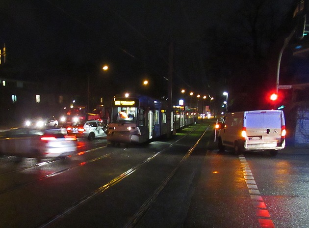 POL-ME: Straßenbahn kollidiert mit zwei PKW im Querverkehr - Augenzeugen zur Klärung des Unfalls gesucht ! - Ratingen - 1902063