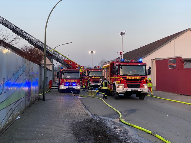 FW-GE: Großbrand in Gelsenkirchen-Ückendorf. / Hunderte Autoreifen brennen seit dem frühen Morgen in der Straße &quot;Am Dördelmannhof&quot;.