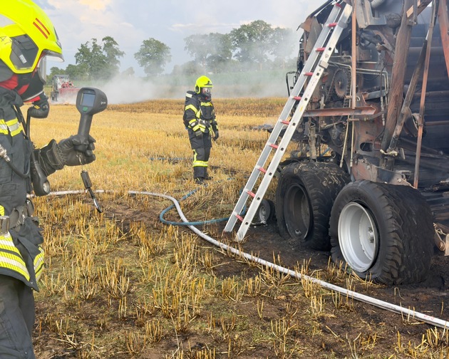 FW-OLL: Strohballenpresse löst Flächenbrand aus - Großaufgebot der Feuerwehr in Hude