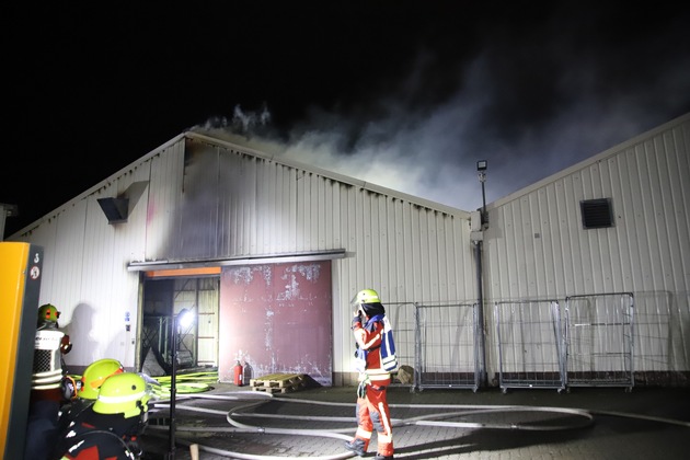 FW-SE: Feuer in einer Produktionshalle greift auf das Dach über