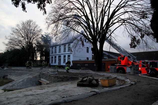 FW-E: Dachstuhlbrand in Bauernhaus, niemand verletzt