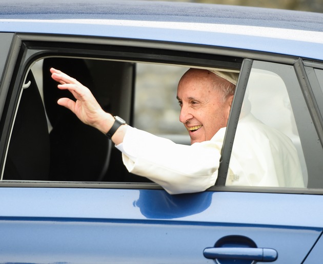 Papst Franziskus nutzt SKODA RAPID SPACEBACK bei Irland-Besuch (FOTO)