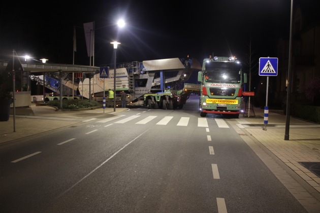 POL-HX: Schwertransport bleibt in Bad Driburg liegen