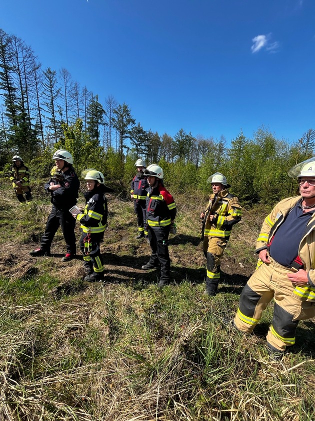 FW Kreis Soest: Seminar &quot;Einheitsführer im Vegetationsbrand&quot; von Firma FireToolBox - 60 Führungskräfte werden in Möhnesee an 2 Tagen geschult