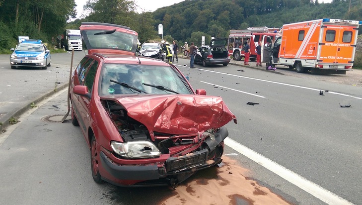 FW-OE: Verkehrsunfall mit vier beteiligten PKW, 1 Fahrer leicht verletzt