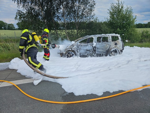 FW-ROW: Feuerwehr löscht brennenden PKW auf der Autobahn A1