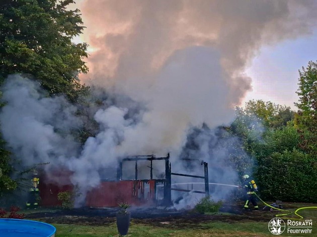 FW Rösrath: Brennendes Gartenhaus und ausgelöster Kohlenstoffmonoxidmelder am Dienstagabend