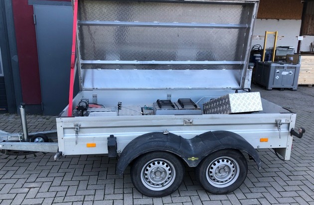 POL-NB: Diebstahl eines Anhängers - Polizei sucht nach Zeugen