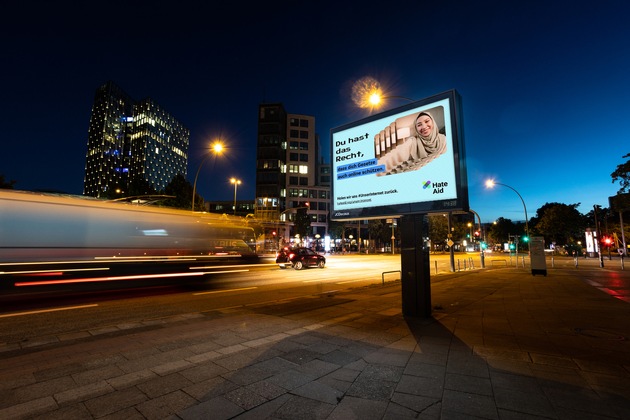 Für eine starke Demokratie: HateAid launcht erste OOH-Kampagne zu Menschenrechten im Netz