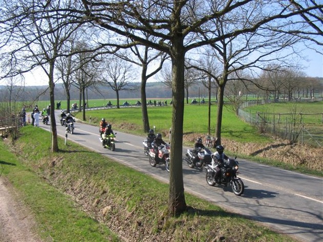 POL-HI: Pressevorankündigung 5.Biker-Präventionstag: Biker- Protestkorso &quot;gegen RASER am Weinberg&quot; und &quot;BIKER spenden BLUT für BIKER&quot;