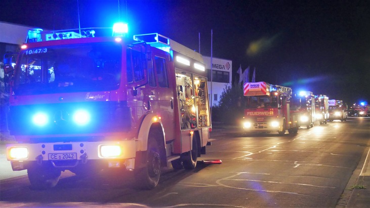 FW Celle: Gemeldeter Lagerhallenbrand - Feuer in ehemaligem Stellwerk
