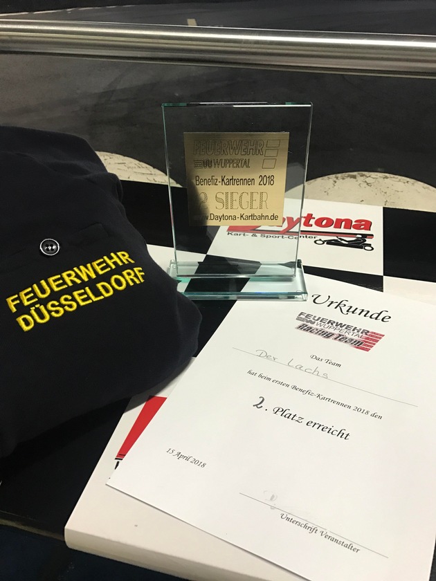 FW-D: NRW Meisterschaften im Kartfahren der Berufsfeuerwehren - Team der Feuerwehr Düsseldorf belegte zweiten Platz