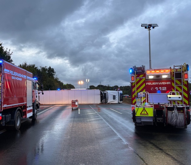 FW Bad Honnef: Umgestürzter LKW auf der A3 bei Bad Honnef sorgt für stundenlange Vollsperrung