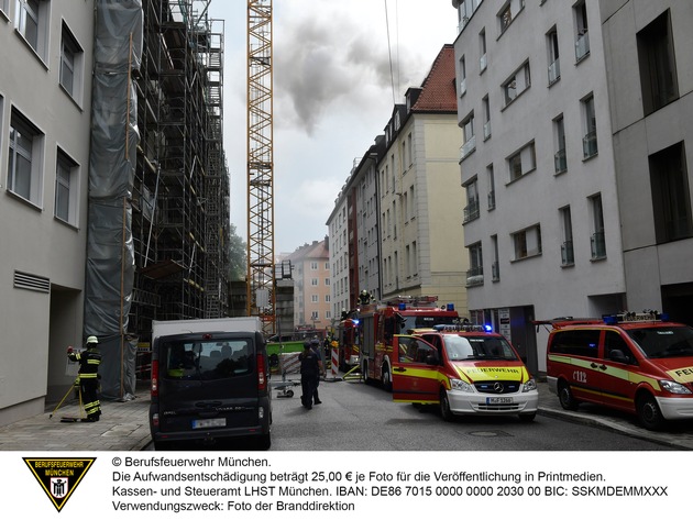 FW-M: Zimmerbrand in einer Dachgeschosswohnung (Altstadt-Lehel)