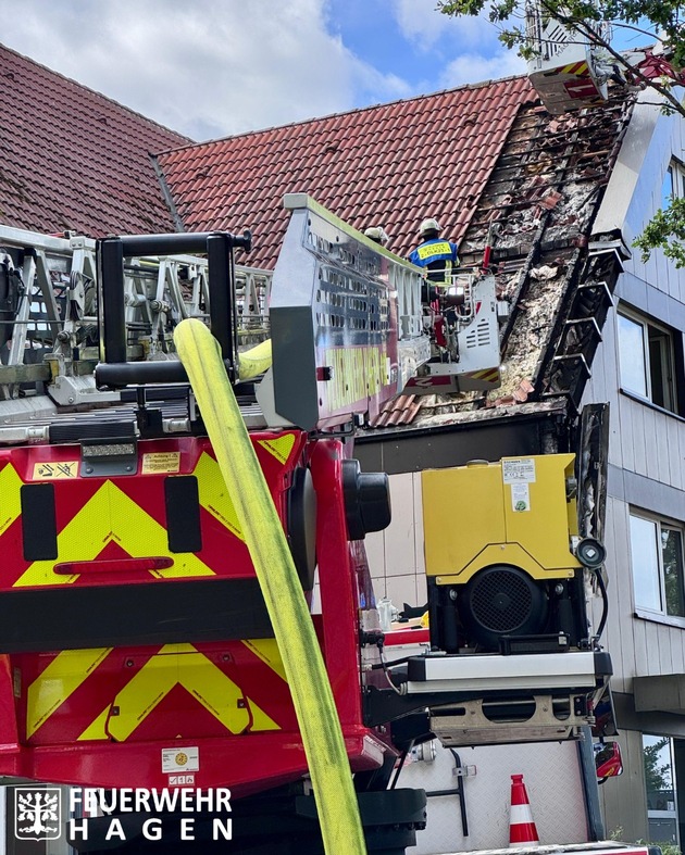 FW Hagen: Fassadenbrand greift auf Dachstuhl über.