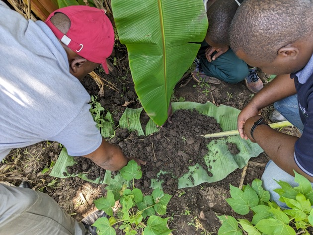 Pressemeldung: Zum Weltbodentag am 5. Dezember präsentiert Cotton made in Africa neuen Leitfaden zur Evaluierung der Bodenqualität