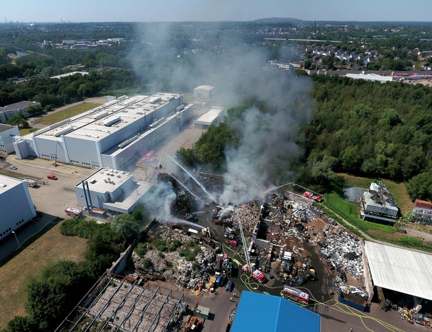 FW-E: Großbrand in einem Altmetall-Recycling-Unternehmen, starke Rauchentwicklung, niemand verletzt
