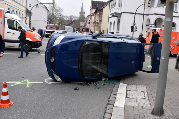 FW-DO: Rettungswagen stößt mit Pkw zusammen