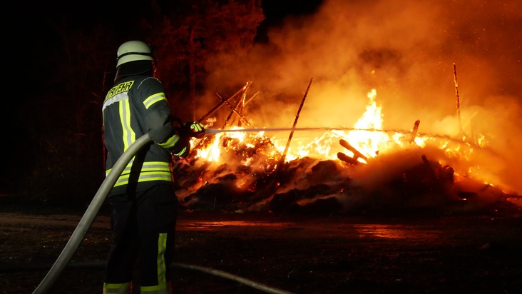 FW Celle: Scheunenbrand in Hustedt - Asbest und schwierige Wasserversorgung erschweren Löschmaßnahmen